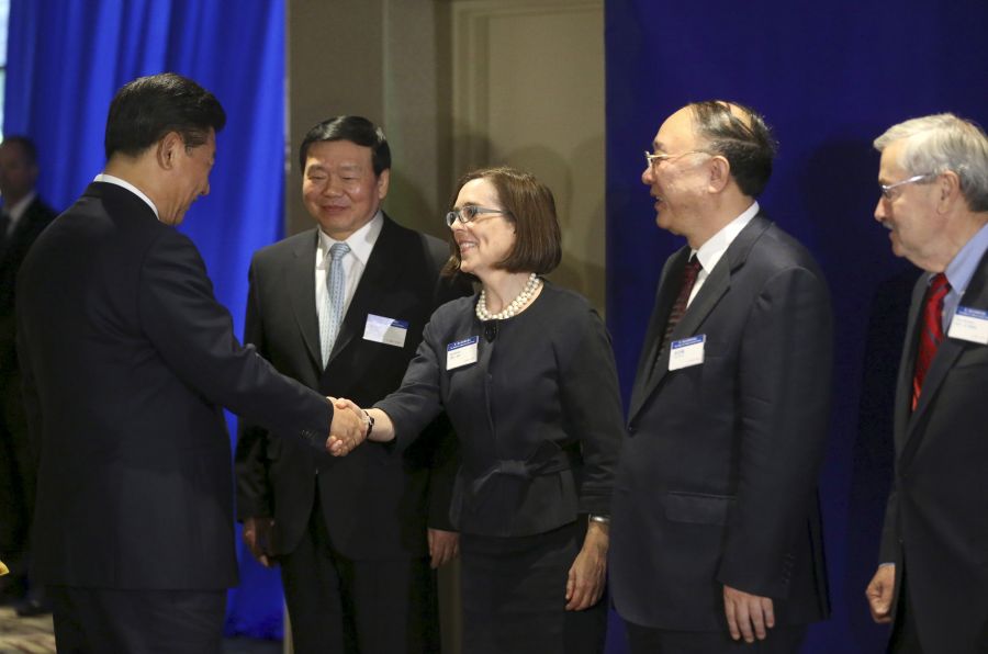 习近平访美首日，俄勒冈州长凯特·布朗在中美省州长论坛上对习近平表示欢迎。.jpg