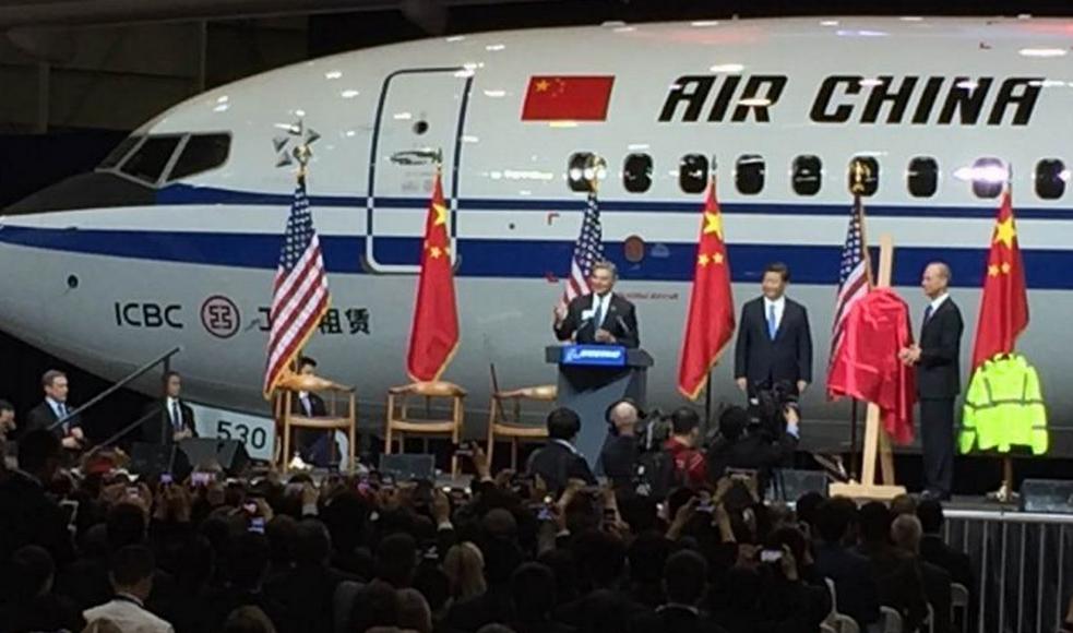 1443052819595966.jpg 波音员工代表波音向习近平赠送波音外套。.JPG