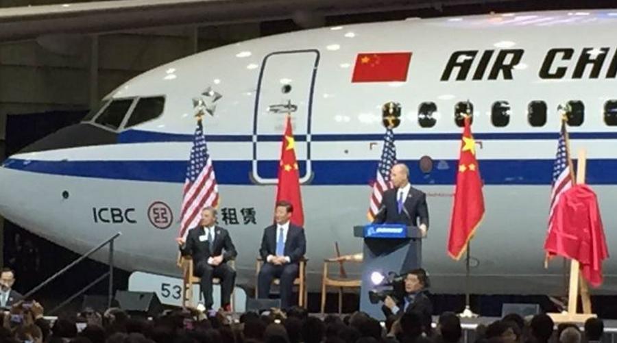 1443052870247613.jpg 习近平在交付仪式现场的主席台就座。.JPG