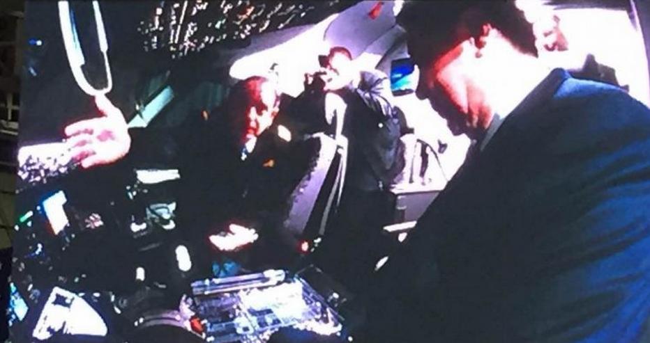 1443052911249325.jpg 习近平参观驾驶舱。.JPG