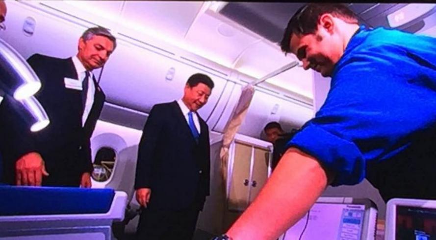 1443052930980616.jpg 习近平参观头等舱。.JPG