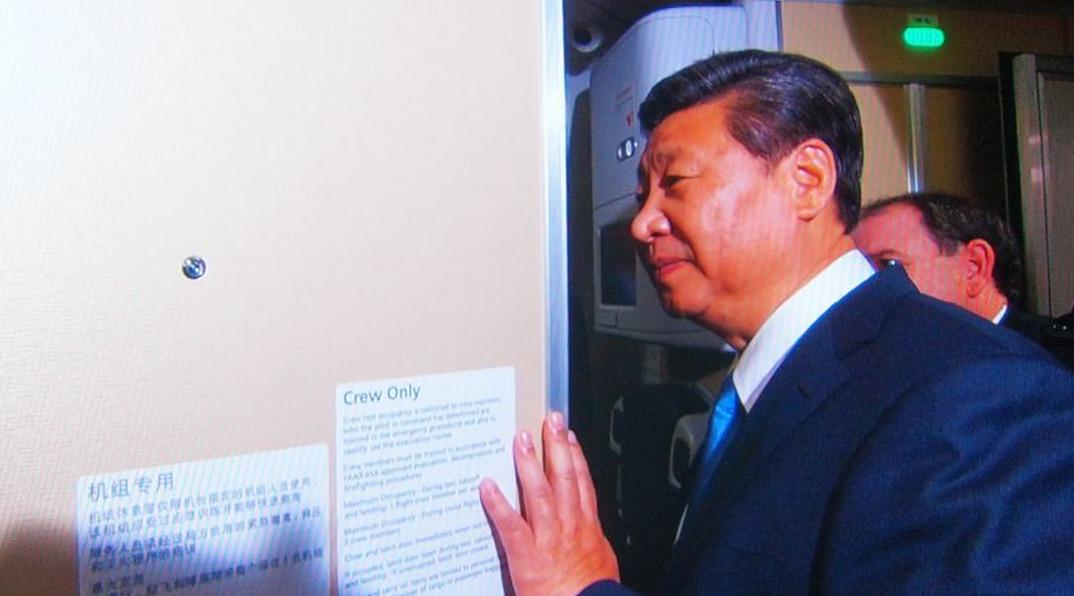 1443053003417795.jpg 近平参观波音飞机。.JPG