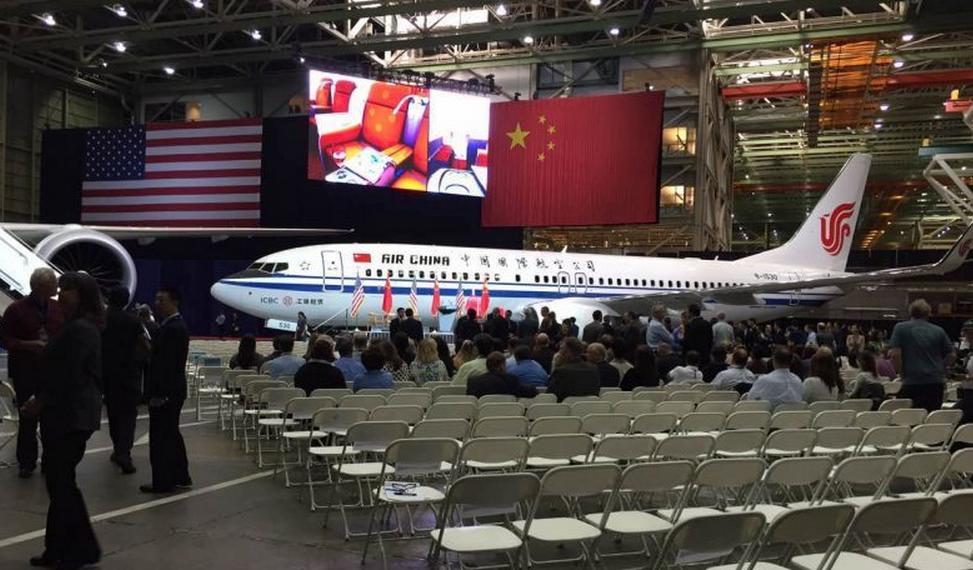 1443053140840291.jpg 波音公司飞机交付中心等待交付的一架波音737飞机。.JPG