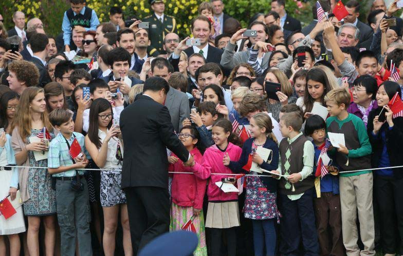 5习近平和奥巴马与欢迎人群握手。1.jpg