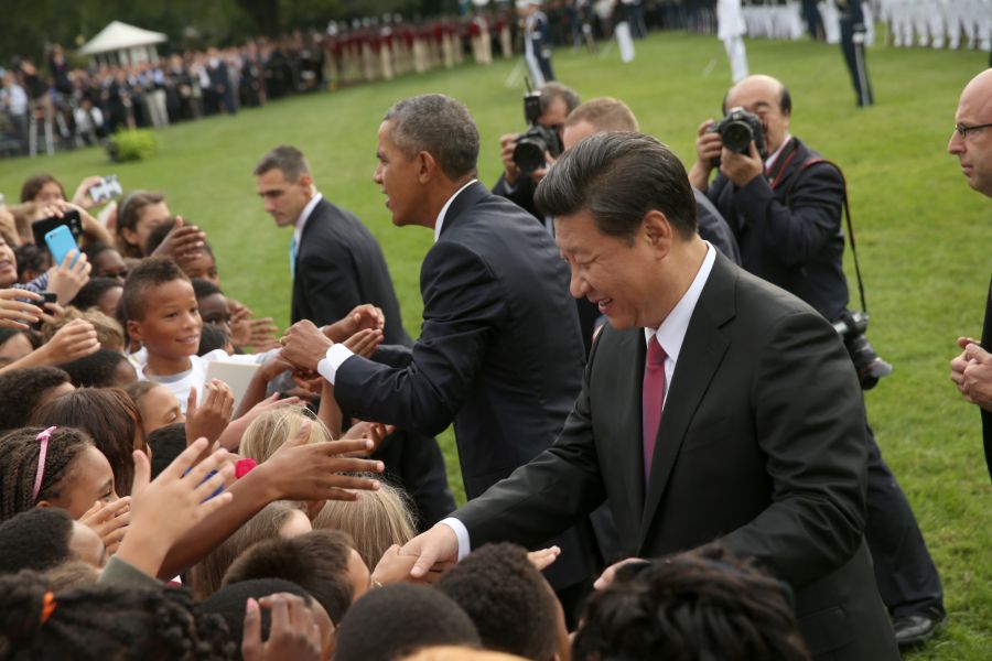5习近平和奥巴马与欢迎人群握手。2.jpg