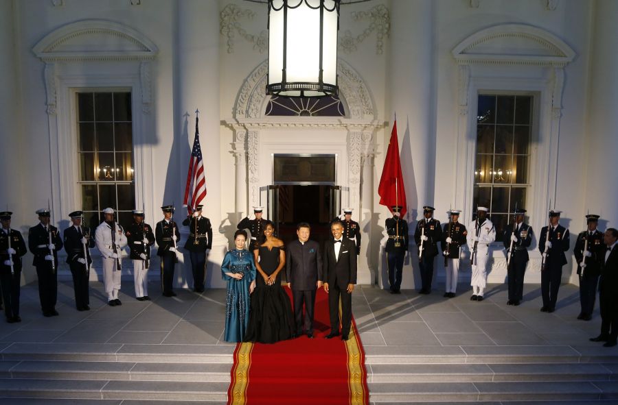 1443237789501874.jpg 奥巴马总统夫妇在9月25日晚邀请中国国家主席习近平及夫人彭丽媛参加在白宫东厅举行的国宴,四人在东厅门口亮相。.jpg