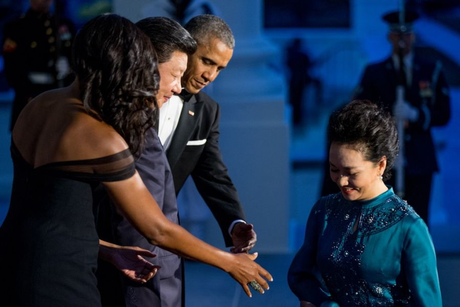 1443237946215482.jpg 奥巴马夫妇迎接习近平夫妇。.jpg