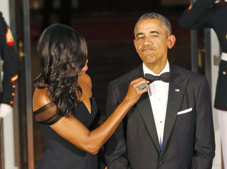 1443237973374237.jpg 米歇尔为奥巴马整理领结。.jpg