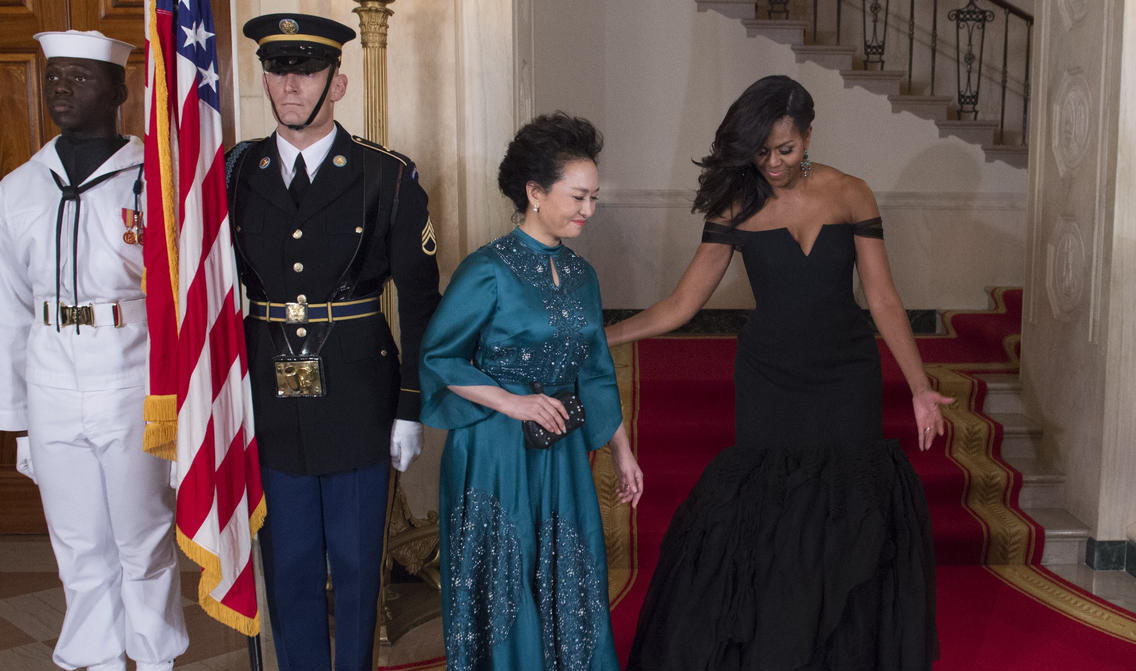 1443237996453834.jpg 米歇尔引领彭丽媛进入宴会厅。.jpg