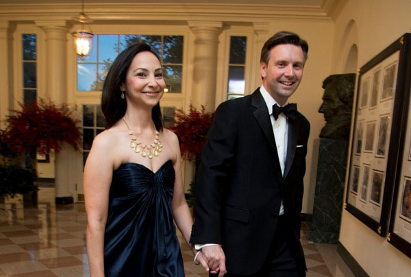 1443238173142124.jpg 白宫发言人厄尼斯特(Josh Earnest)及其夫人到场参加国宴。.jpg