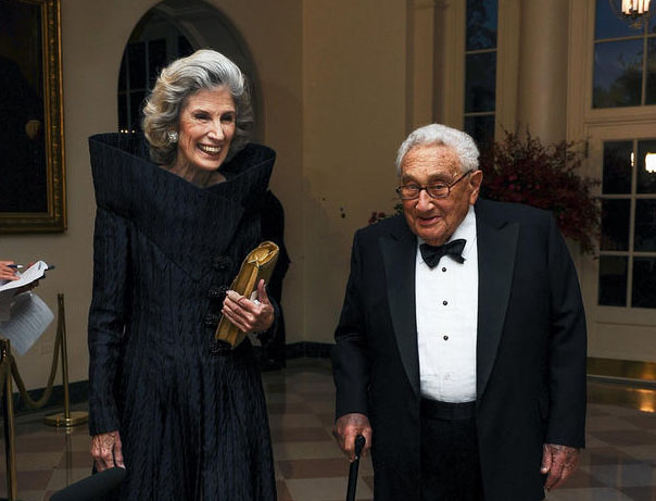 1443238242749135.jpg 美国前国务卿基辛格与夫人南希出席宴会.jpg