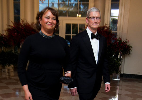 1443238279599556.jpg 苹果CEO 库克(Tim Cook)和前环保局局长杰克逊(Lisa Jackson)到达白宫参加国宴。.jpg