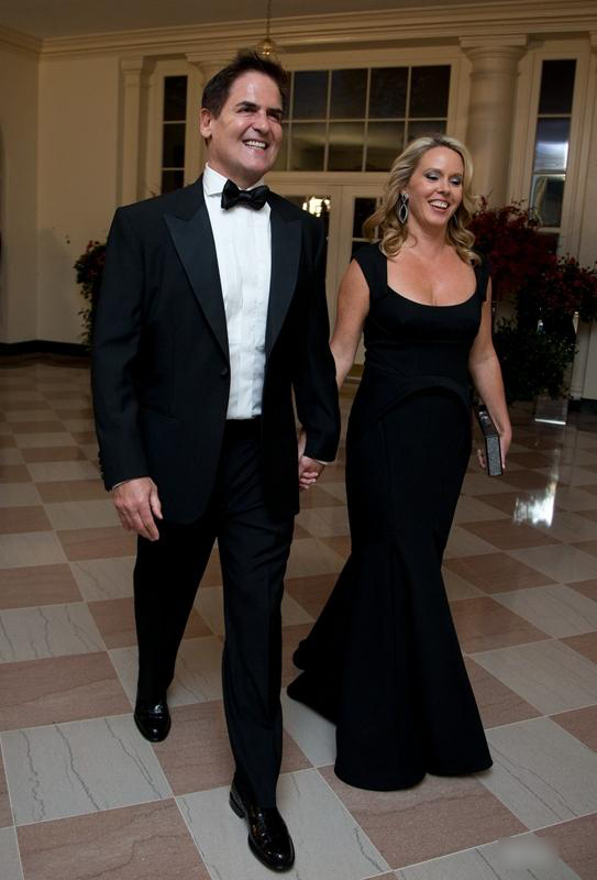 1443255410490119.jpg NBA达拉斯小牛队老板马克·库班和他的妻子蒂芙尼·库班出席晚宴。.jpg
