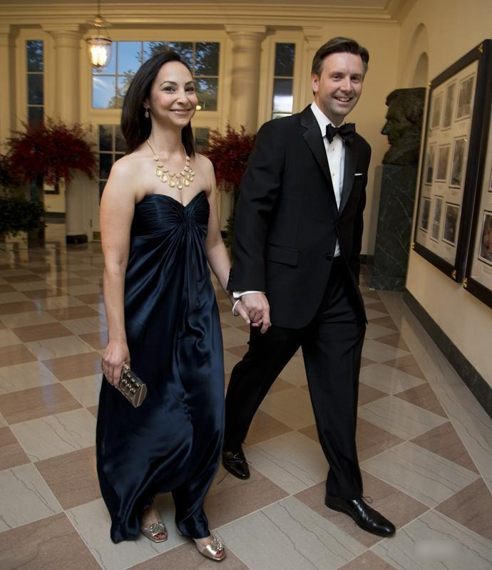 1443255423373955.jpg 白宫新闻秘书乔希·厄内斯特与夫人怀斯·厄内斯特出席晚宴。.jpg