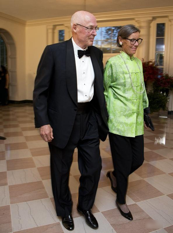1443255436243268.jpg 美国前财政部长亨利·保尔森与夫人温蒂·保尔森出席晚宴。.jpg