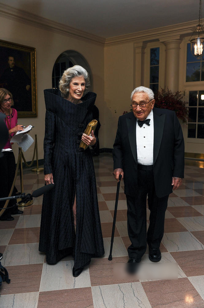 1443255448648965.jpg 美国前国务卿基辛格与夫人南希出席宴会。.jpg