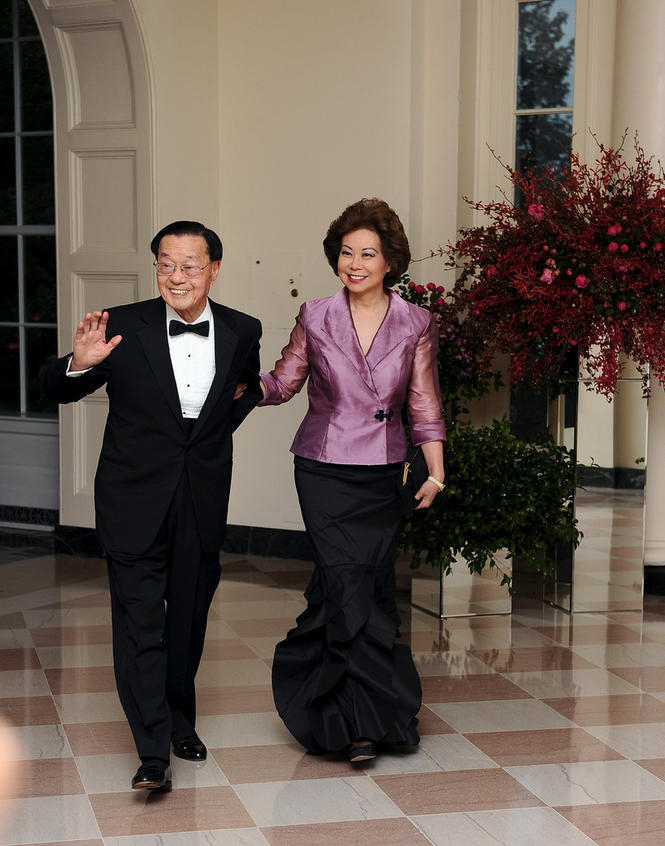 1443255468466083.jpg 美国前华裔劳工部长赵小兰与父亲赵锡成出席宴会。.jpg