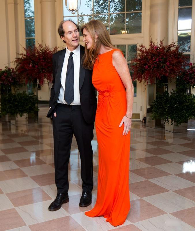 1443255491560268.jpg 美国驻联合国大使萨曼莎·鲍尔和她的丈夫卡斯·桑斯坦出席晚宴。.jpg