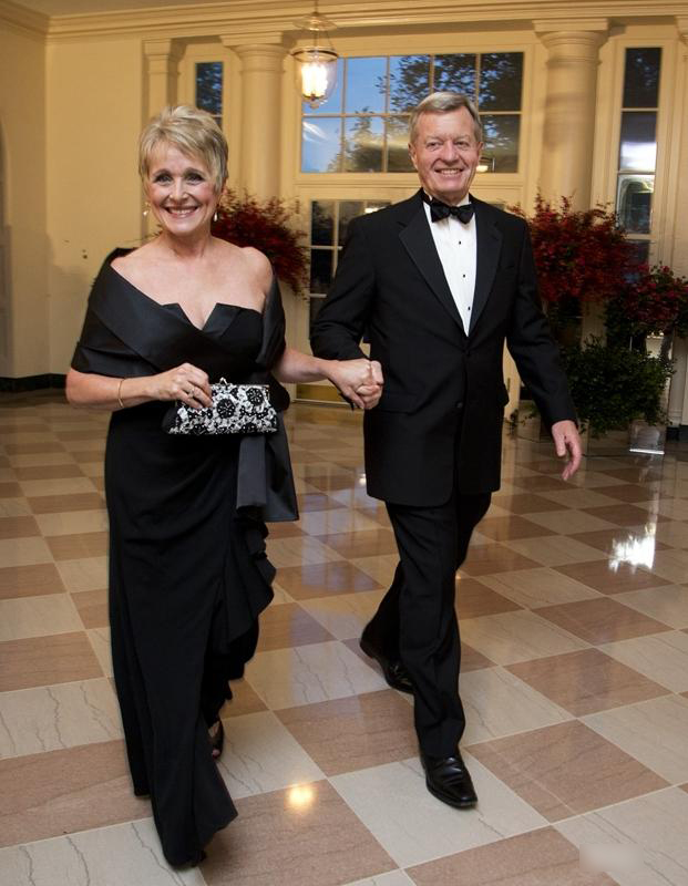 1443255511747896.jpg 美国驻中国大使马克斯·鲍克斯和他的妻子麦拉蒂·伦哈出席晚宴。.jpg