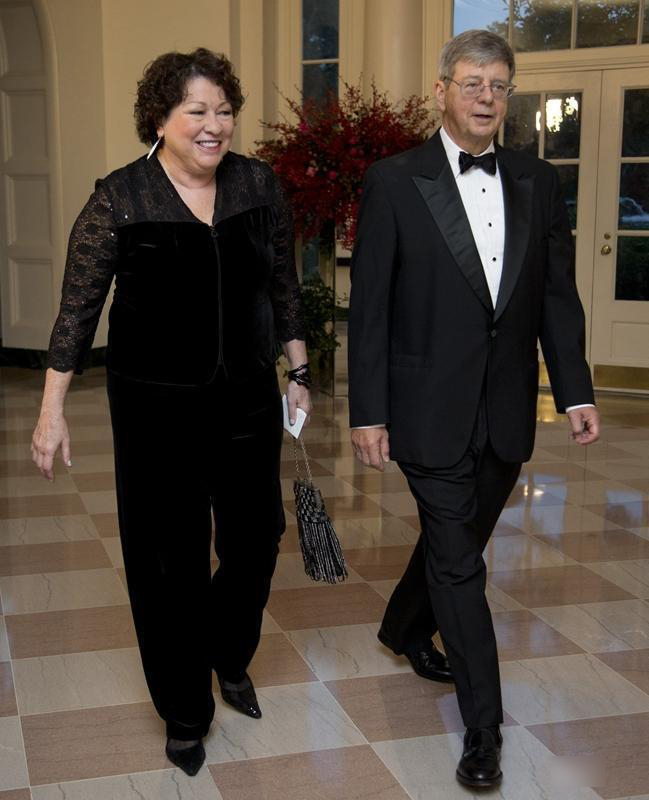 1443255526159164.jpg 美国最高法院大法官索尼亚·索托马约尔(左)和约翰·柯特(右)出席晚宴。.jpg