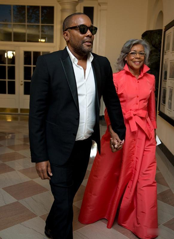 1443255556307779.jpg 著名非裔美国男演员、电影导演和制片人李·丹尼尔斯与母亲克莱尔·丹尼尔斯一同出席晚宴。.jpg