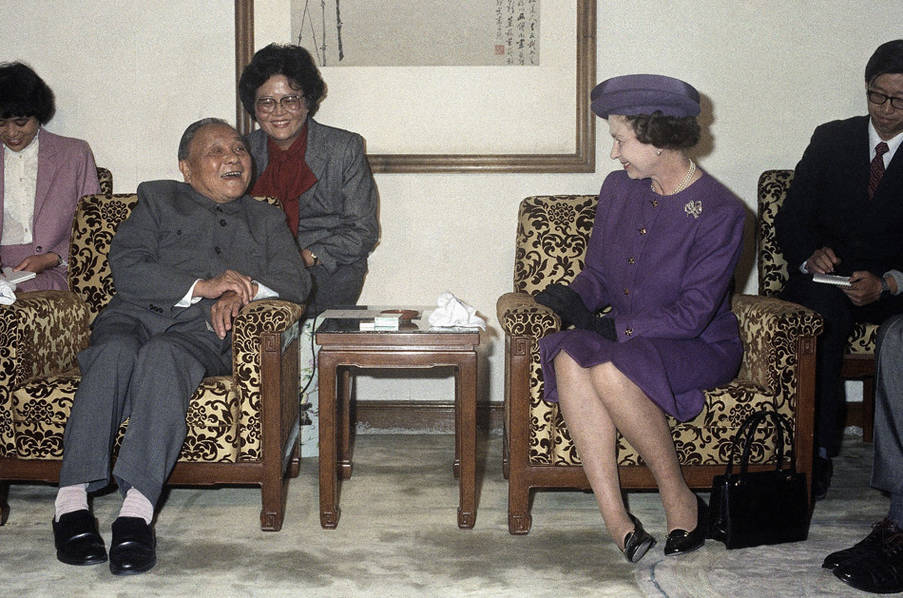 1986年10月，伊利莎白二世首次访华，与邓小平会谈。.jpg