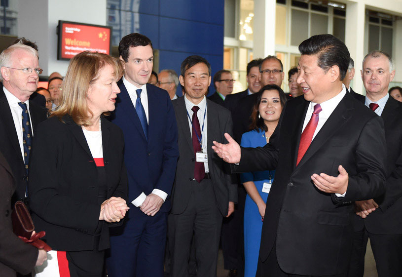 1445474117513800.jpg 习近平同该校员工亲切交谈2.jpg