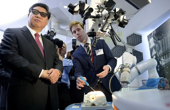 1445474315278868.jpg 习近平观看医疗设备的展示.jpg