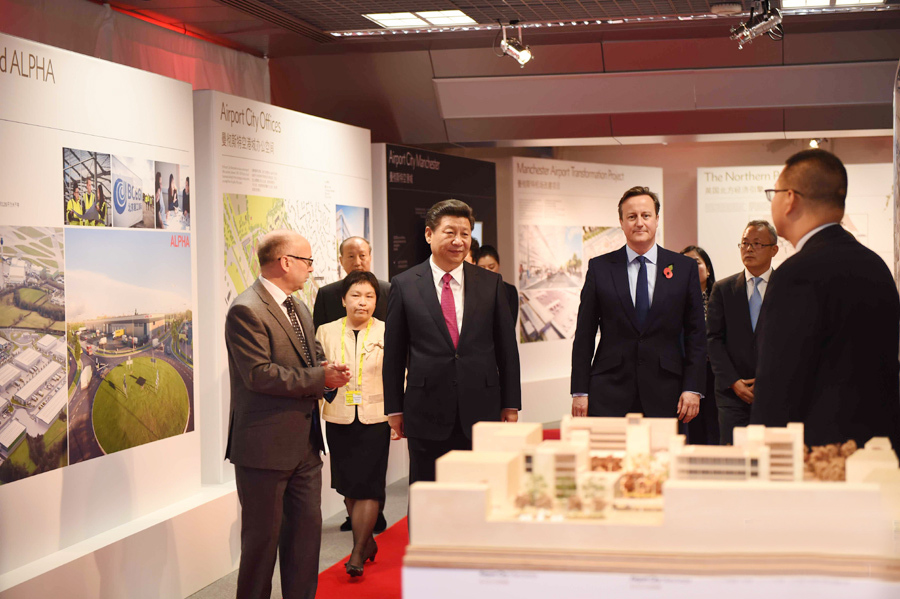 习近平和卡梅伦共同参观曼彻斯特空港城发展规划图片展和空港城中国园模型.jpg