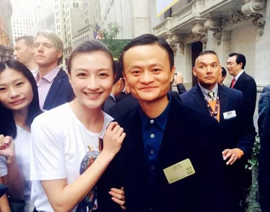 1449819587183384.jpg 敲钟淘女郎.jpg