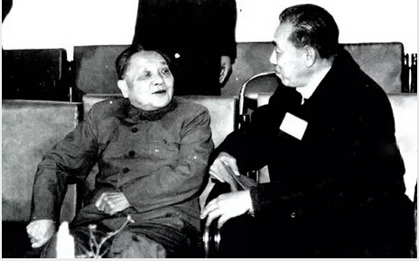 1454219171674167.jpg 1984年1月28日,邓小平视察蛇口工业区时,袁庚向邓小平汇报工作(资料图).jpg