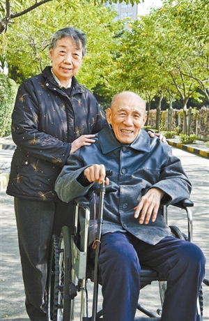 1454219362467022.jpg 袁庚和妻子.jpg