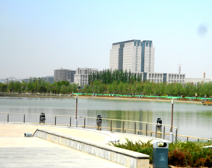 10兰州新区的中心公园，远处高楼是创业孵化大厦，原先 2014年兰州市政府在此办公，此后2015年搬回市区。.JPG