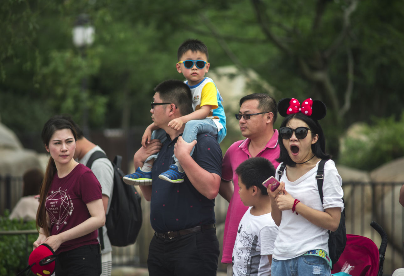 带孩子游园疲惫的家长。据园区方面说，针对家长带孩子无处休息的情况，迪士尼将在正式开业后，扩大亲子休息的场所。.jpg