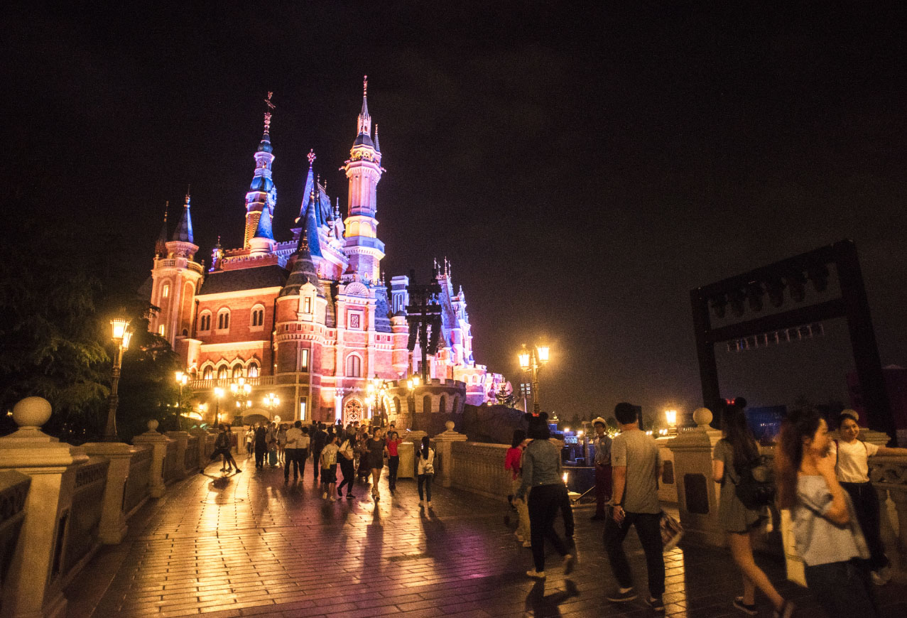 夜色中的迪士尼梦幻城堡.jpg
