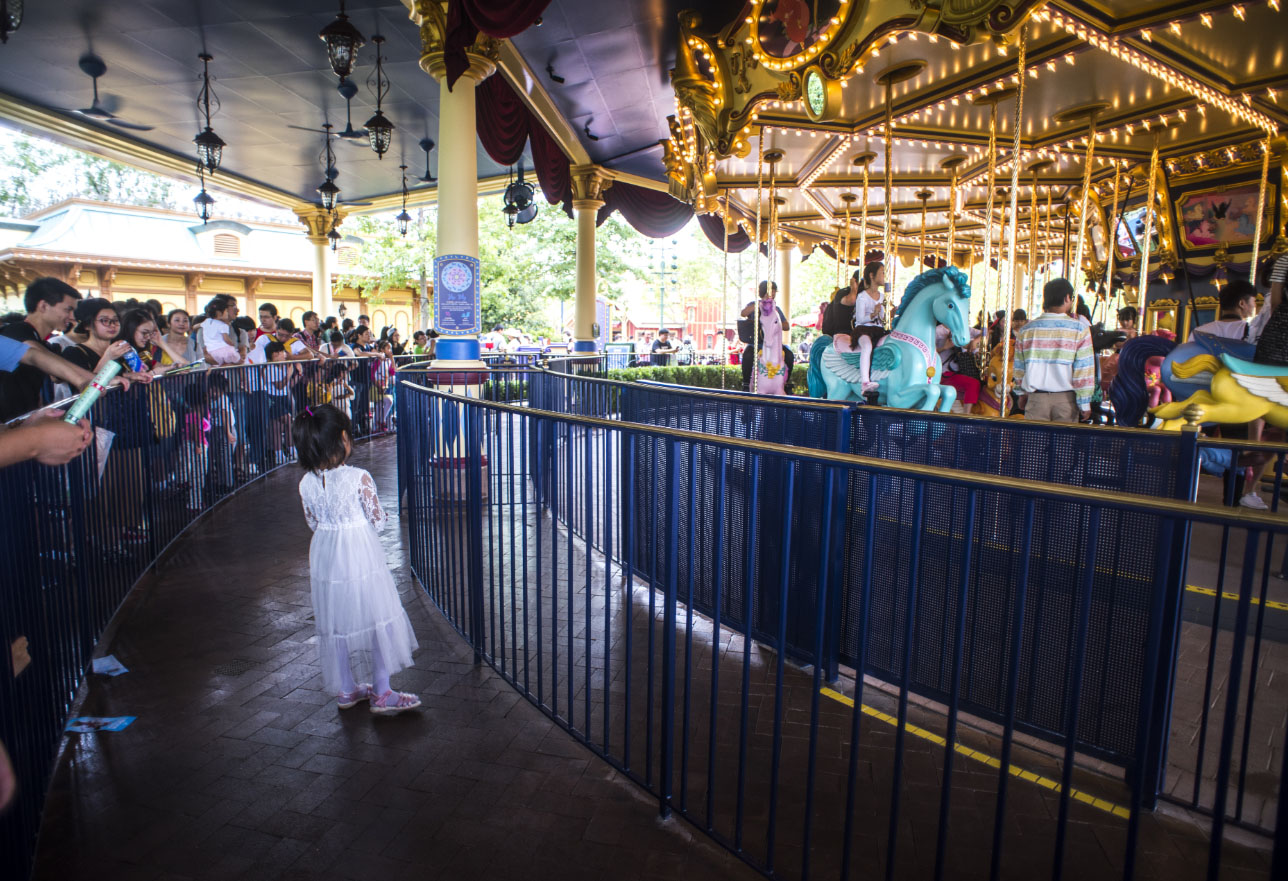 迪士尼梦幻旋转木马，小女孩焦急的等待。.jpg