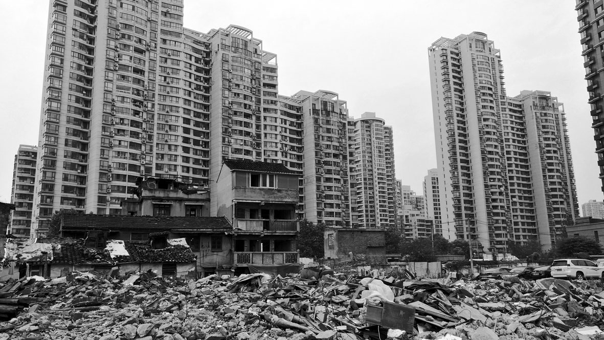 1466603133811339.jpg 1位于上海普陀区靠近内环苏州河的光复里社区,在断墙残壁的废墟里,几百户居民拒绝离开他们的家园。因为居民房屋的产权不明细,使得这块寸土寸金的黄金地块,让房地产商们开发的美梦变成了噩梦.jpg