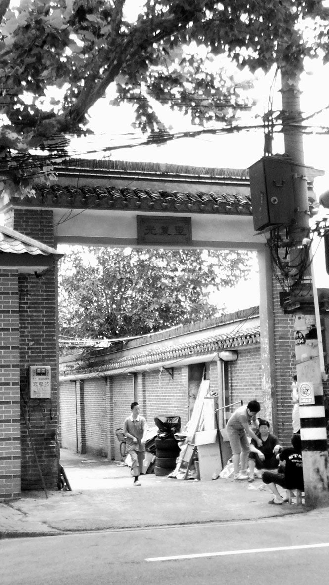 1466603193716332.jpg 2光复里社区里弄的门牌下,居民在乘凉。.jpg