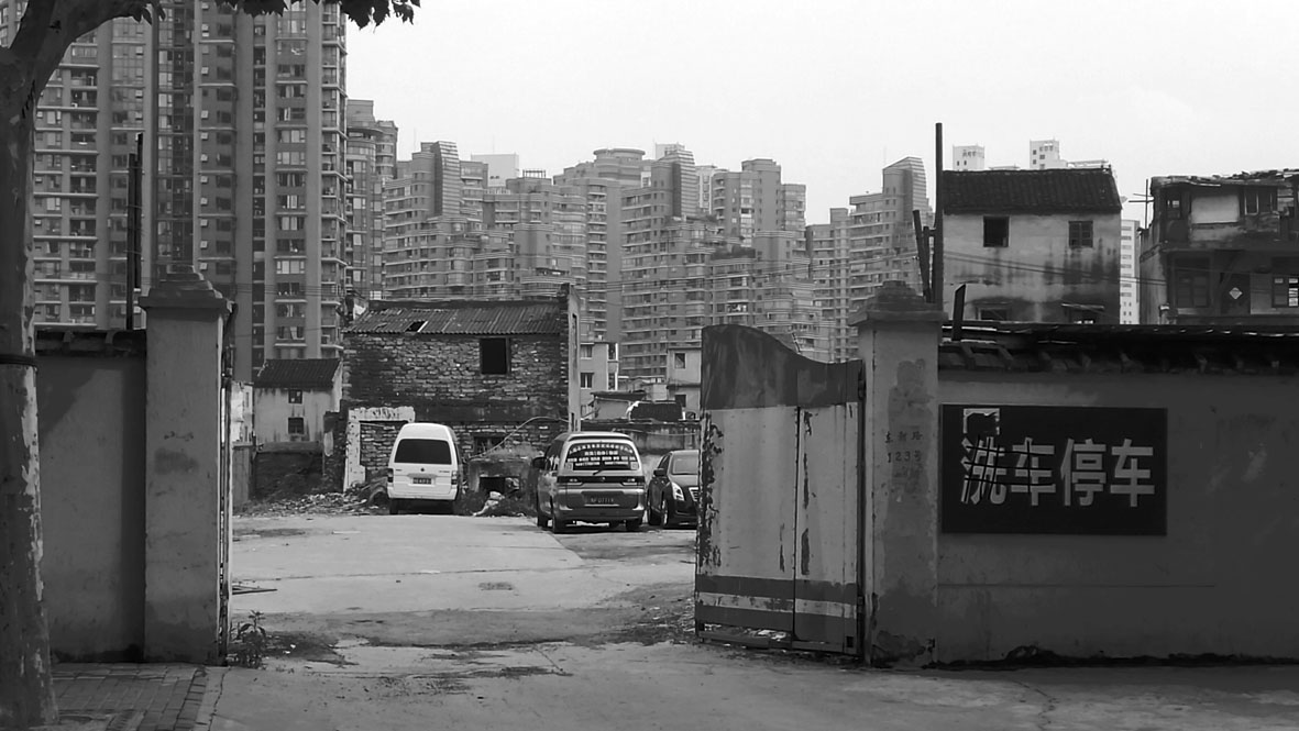 1466603239200274.jpg 4光复里部分被拆迁地成为了临时停车场.jpg