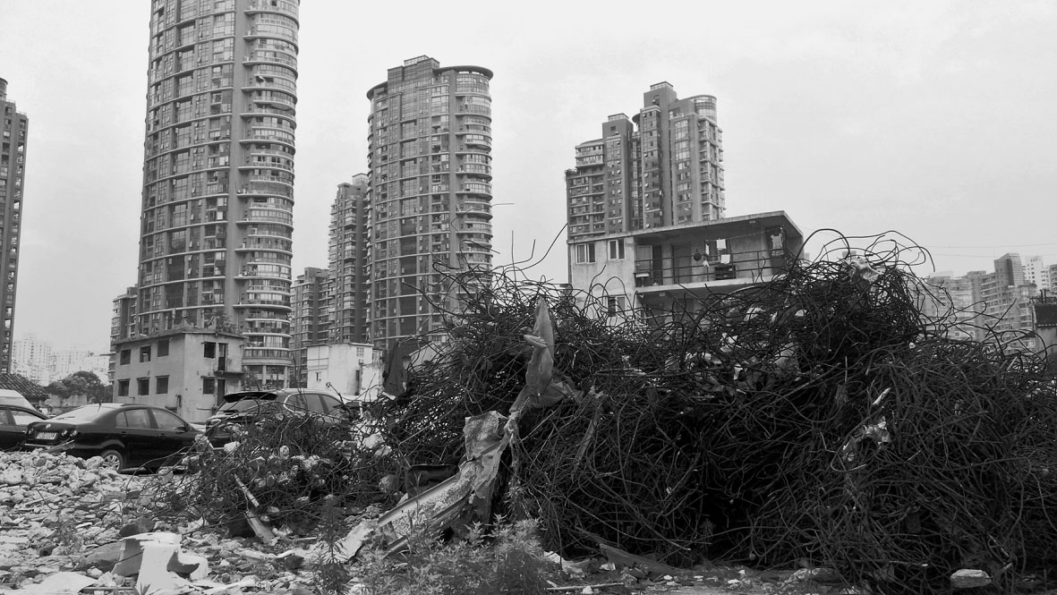 1466603275345276.jpg 5光复里废墟周围被栋栋豪宅包围,它们每套公寓的价值数千万人民币。.jpg