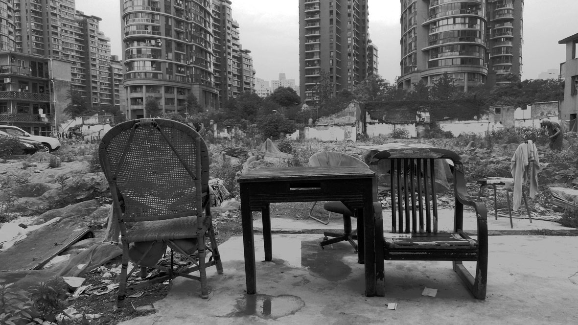 1466603514121584.jpg 10废墟中被丢弃的生活物件1.jpg