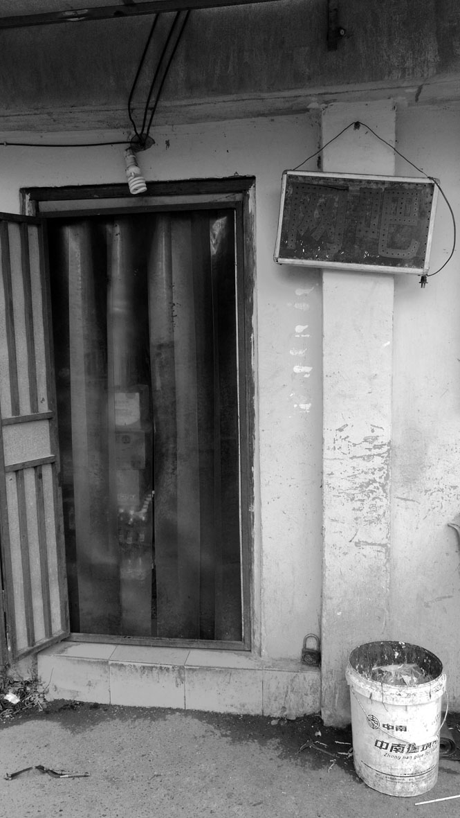 1466603597291892.jpg 11光复里废墟中的网吧.jpg