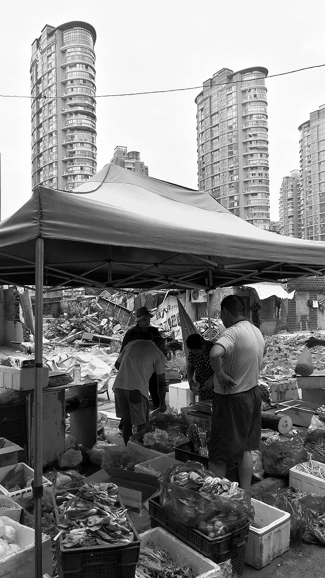 1466603625377009.jpg 12里弄菜场,居民购买必需品,生活依旧。.jpg