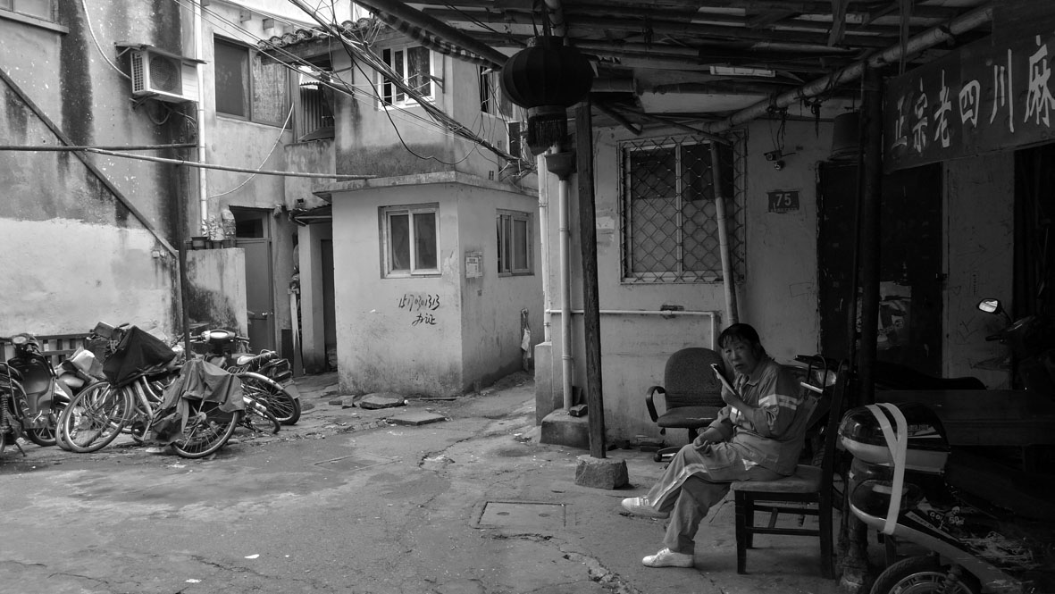 1466603665159103.jpg 13废墟街道中休息的环卫工人.jpg