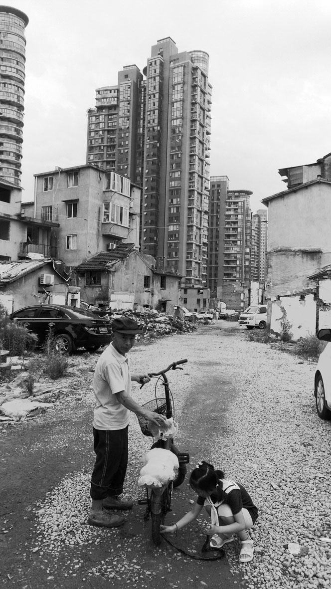 1466603740723659.jpg 14生活在废墟中的居民.jpg