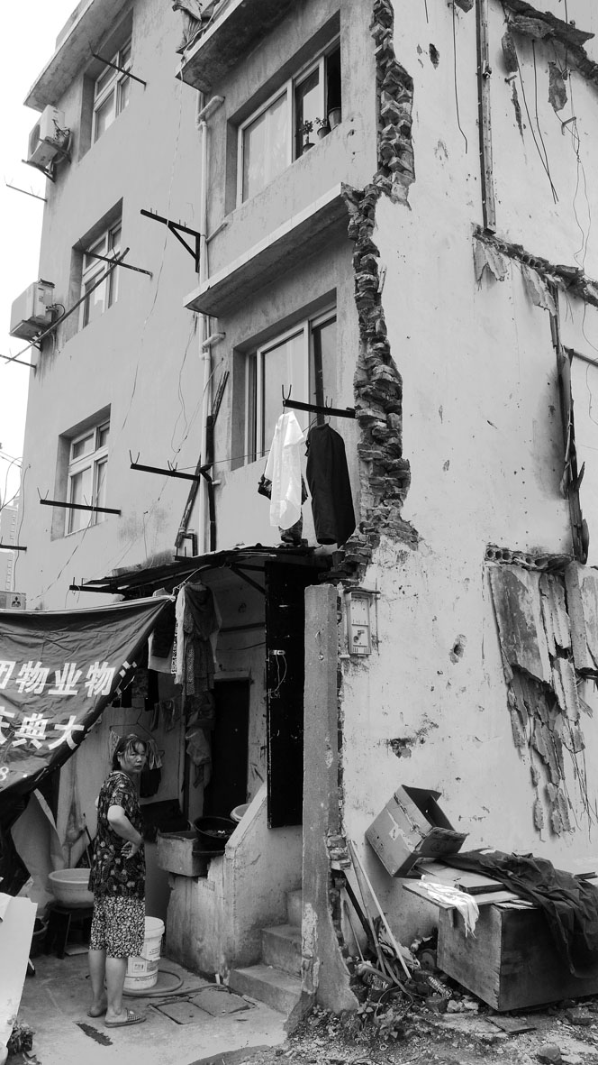 1466603759817411.jpg 16生活在废墟中的光复里居民.jpg