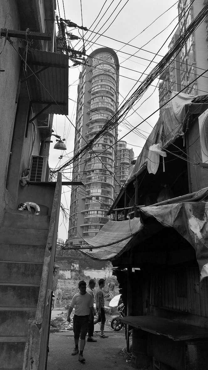 1466603784592270.jpg 15依然生活在废墟中的居民.jpg