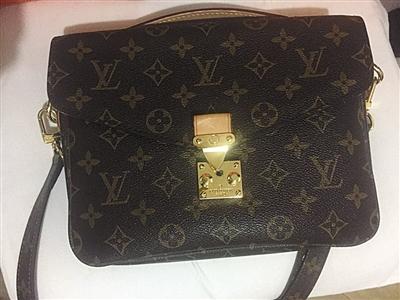 1477718288915303.jpg 杨云通过代购购买的LV女包被鉴定为假货。受访者供图.jpg