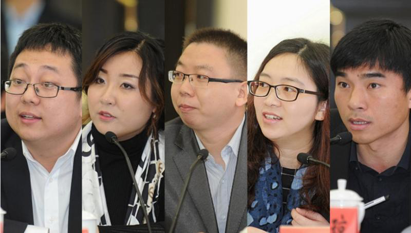 图9 “南方名记”代表在座谈会上畅谈感想。左起：赵杨、裘萍、丁建庭、曹斯、张由琼。.png