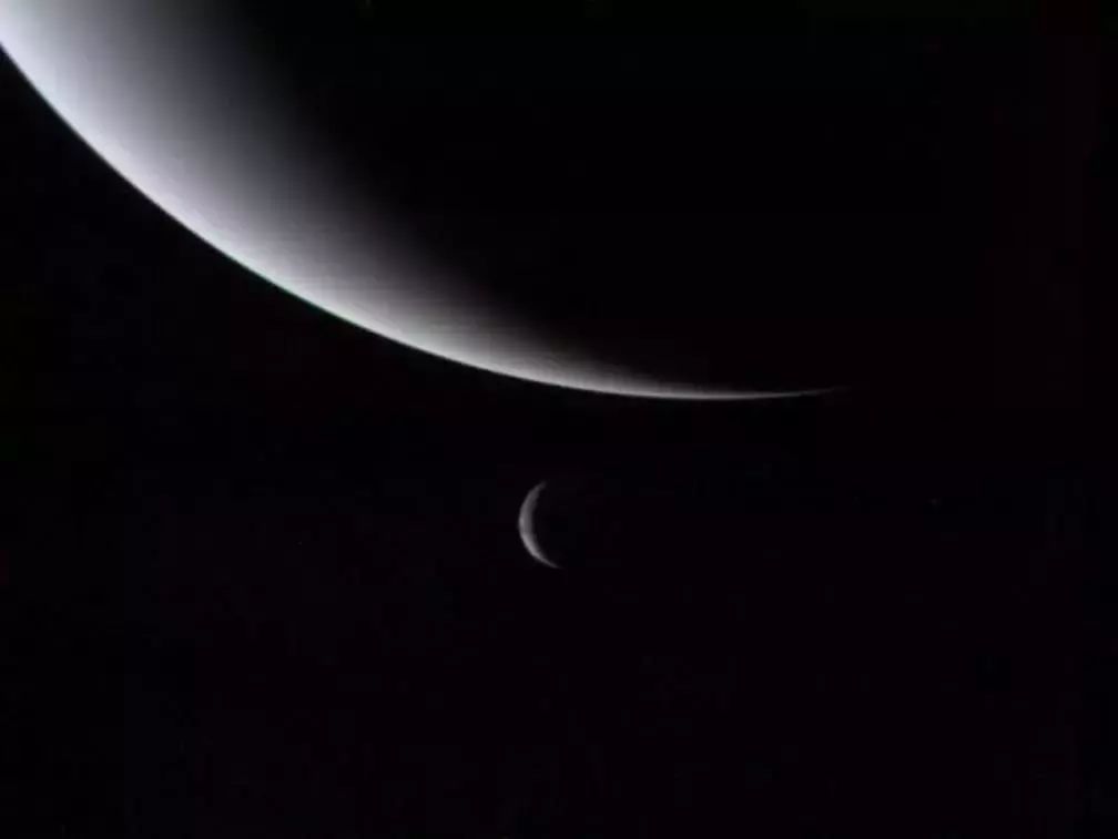 旅行者2号在距离天王星约700万千米, 拍下了这张海王星照片